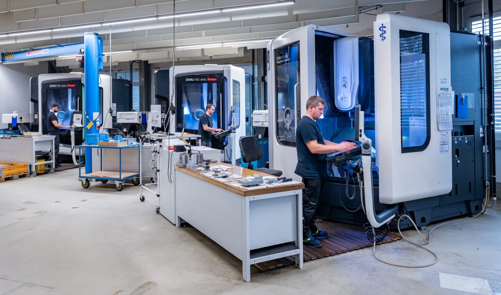 Sauber und modern: Der 'Shopfloor' bei Loll Feinmechanik umfasst insgesamt rund 10.000qm, hier einige 5-Achs-Maschinen von den über 60 vorhandenen CNC-Bearbeitungszentren.