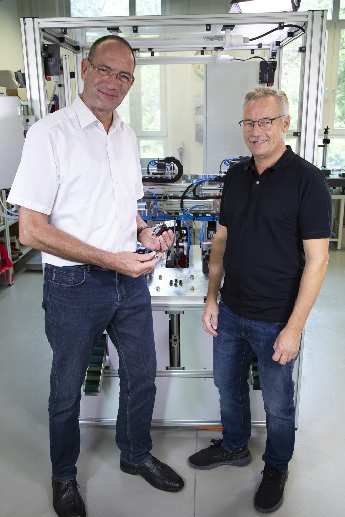 Geschäftsführer von Wenaroll GmbH Tools and Systems Ralf Löschner (r.) zusammen mit Reinhard Berger, Technische Beratung & Verkauf Zimmer Group