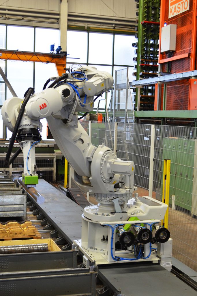 Der Roboter ist auf einer Linearachse montiert: Er legt die 
Abschnitte gleichermaßen sanft wie präzise auf einem von 
18 Paletten- und Behälterstellplätzen ab.