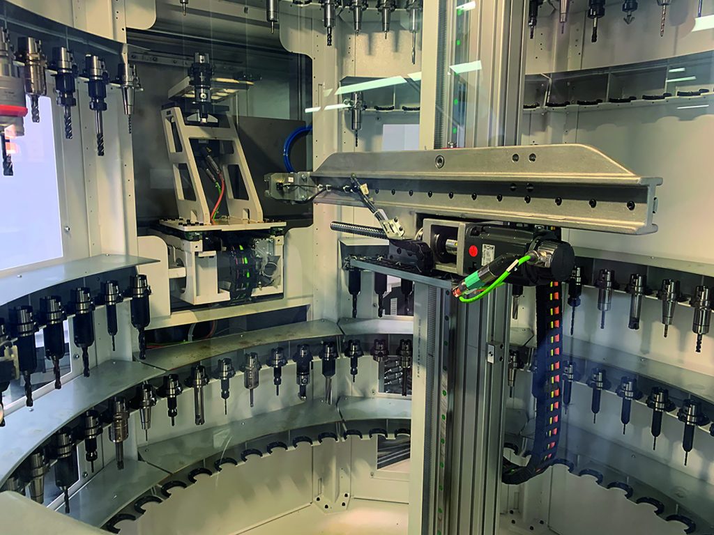 Die CNC-Fräsmaschine verfügt über ein Werkzeugmagazin mit 238 Plätzen.
