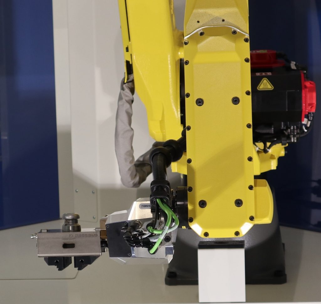 Mithilfe des Roboterspannmoduls R-C2 lassen sich Werkstücke greifen, spannen,
transportieren und bearbeiten. 
