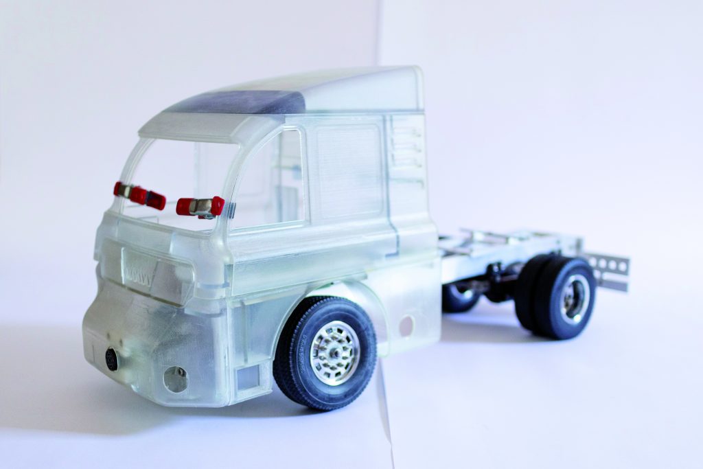 Auf der Plattform der virtuellen Fabrik 'Wildauer Maschinen Werke' werden RC-   Truck-Modelle entwickelt und gefertigt.