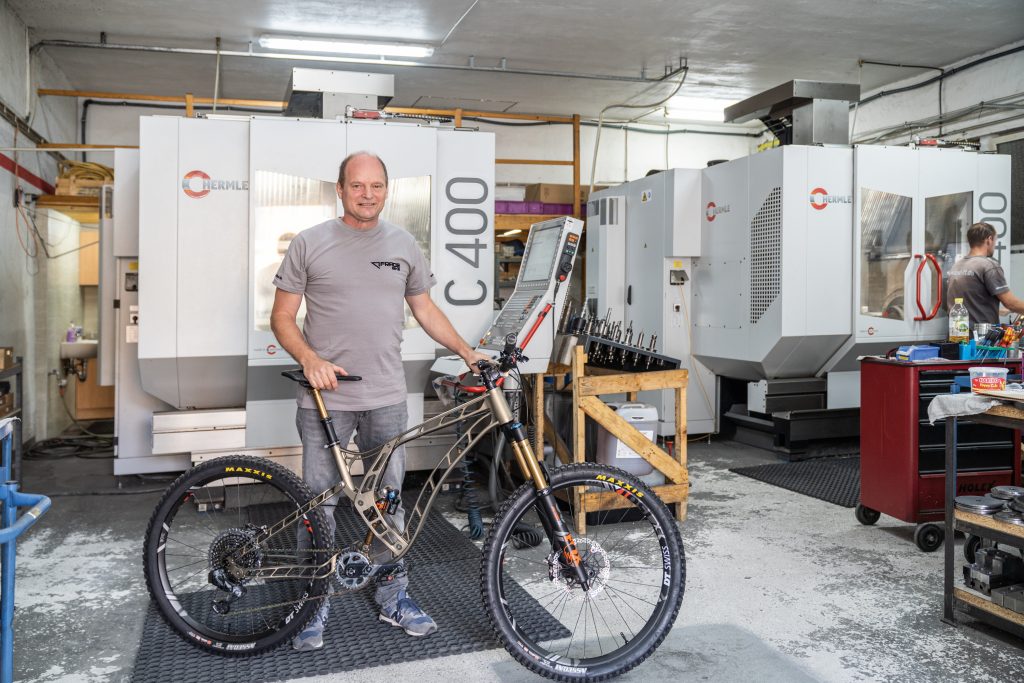 Auf den C 400 U von Hermle verwirklicht Bernd Iwanow seine Idee von einem CNC-gefrästen Fahrrad. Mit Federgabel, Schaltung und Bremsanlage wiegt es rund 17kg. 