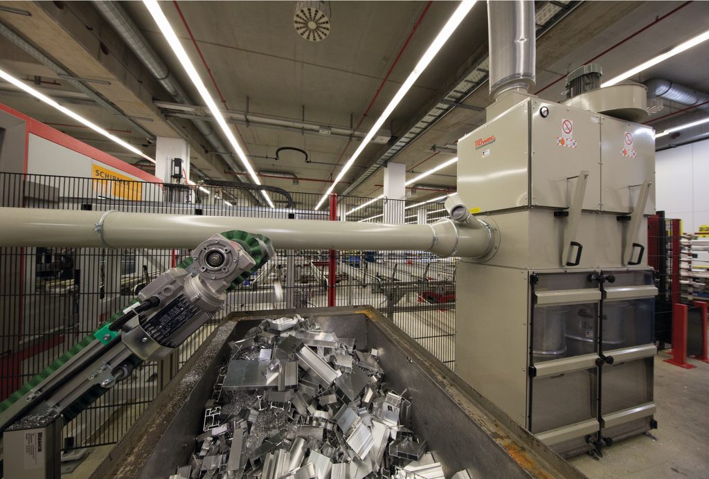 Beim automatisierten Sägen von Aluminiumprofilen in der Warema-Produktion saugt eine stationäre mit zwei Filtermodulen ausgerüstete DS6-Anlage die Späne auf. 