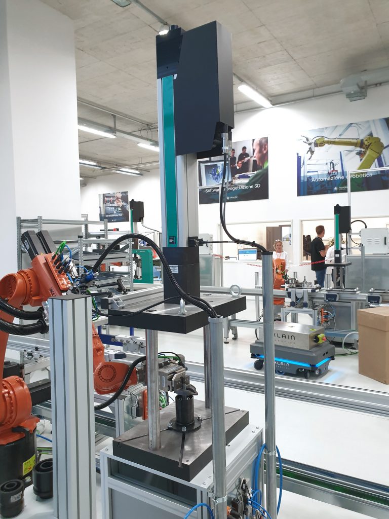 An drei der automatisierten Einpressstationen arbeiten Tox-2-Säulen-Pressen MBG, bewegt von einem Servoantrieb aus der Tox-ElectricDrive-Reihe. Bild: Tox Pressotechnik GmbH & Co. KG