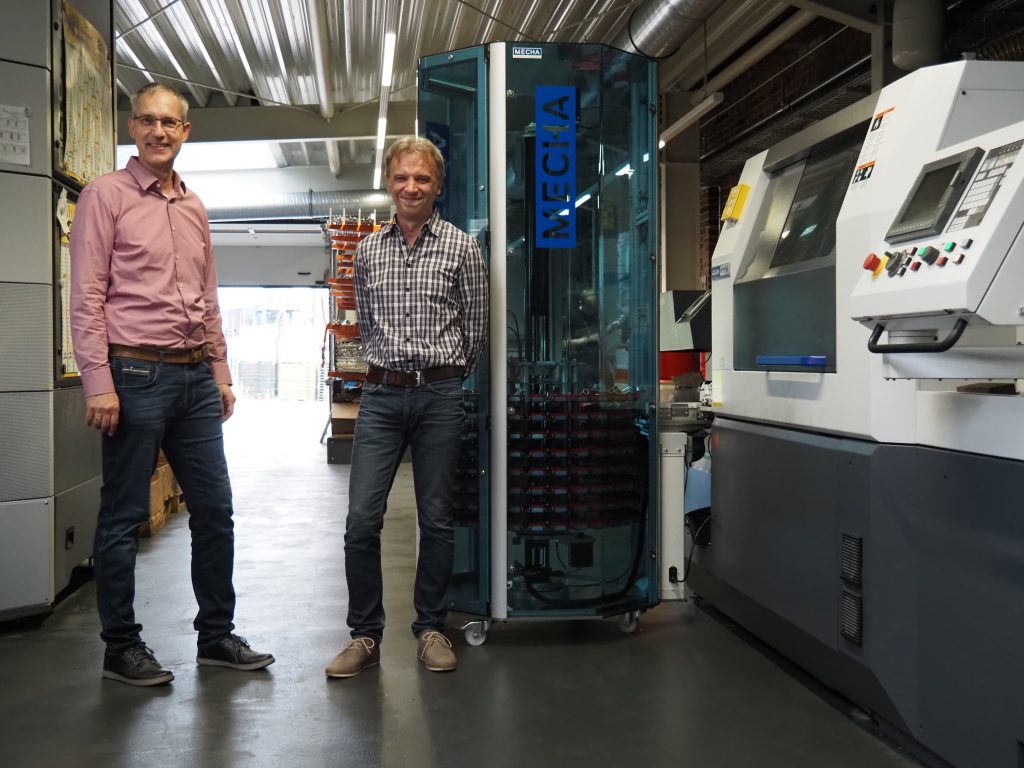 Der Teilespeicher DepotMax gestattet Sysko den zuverlässigen mannlosen Betrieb: Fertigungsleiter Stefan Varadi (r.) und Uwe Prell, Vertriebsingenieur bei MAW, automatisierten gemeinsam die Langdrehmaschine Citizen L32 mit der innovativen Lösung.