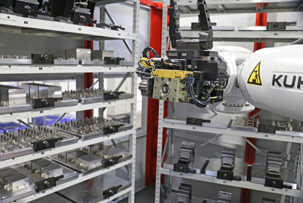 Bei BAM reicht die Automation vom Auftragseingang bis in die Fertigung: Hier versorgt ein 
Roboter das 5-Achs-Bearbeitungszentrum mit vorgerüsteten Werkstückpaletten.