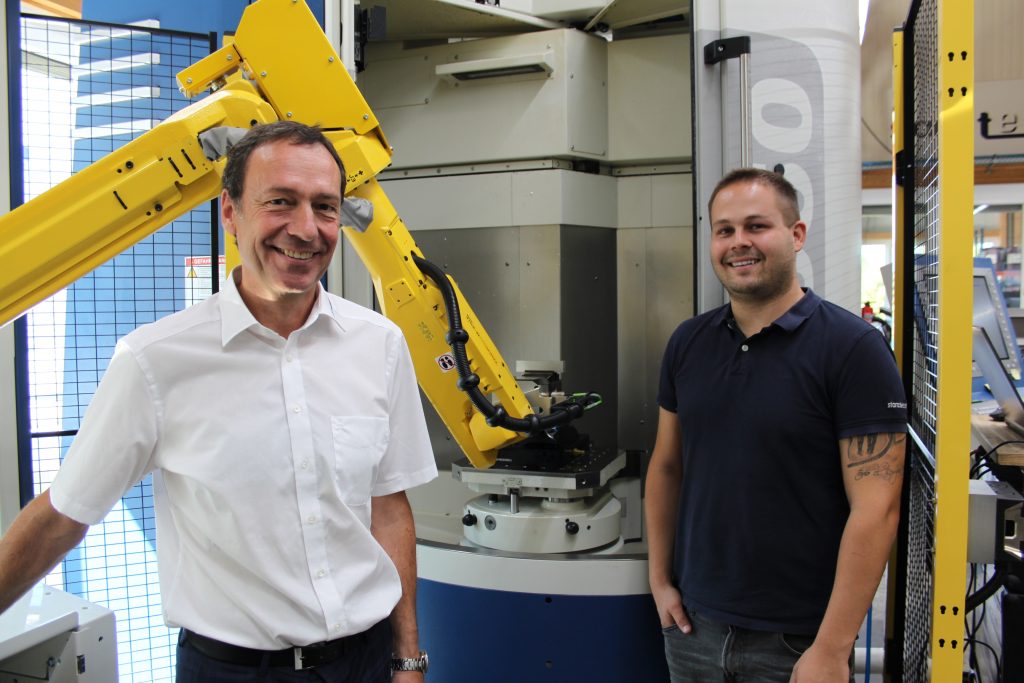 Wayne Humpeler von Stanztech Fertigungskompetenz (r.) und Andreas Brunhofer, Produktspezialist Automation bei Gressel, vor dem Arbeitsraum des Bearbeitungszentrums.