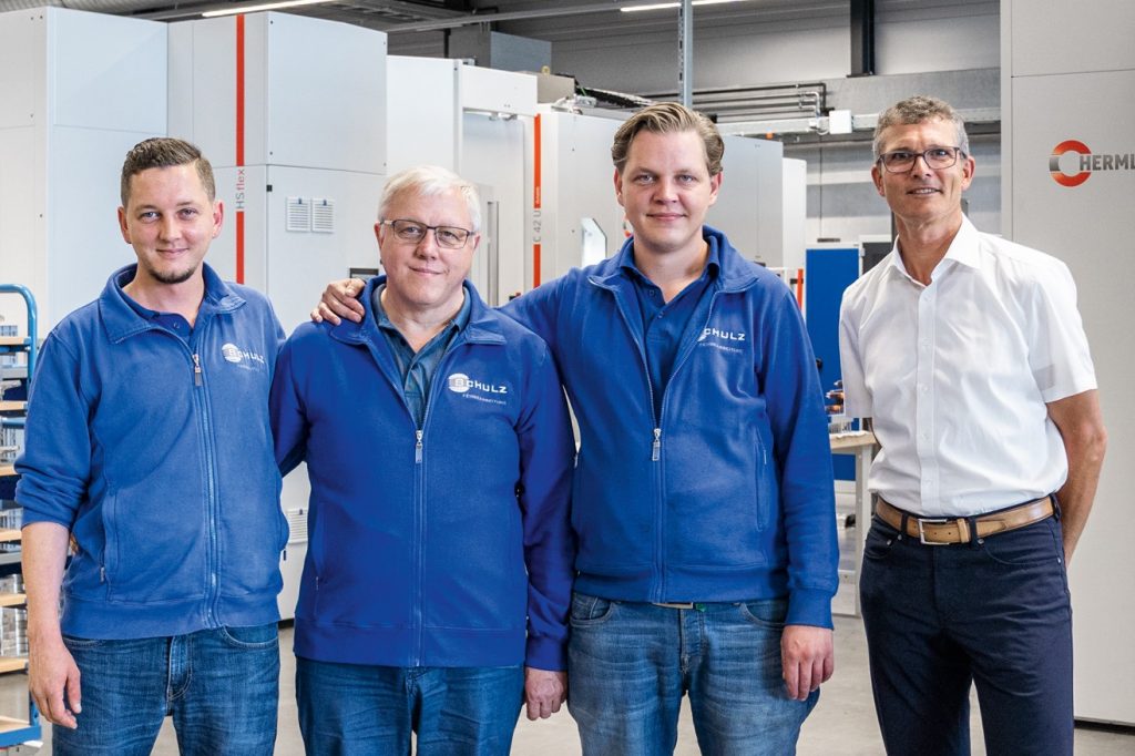Stehen für Metallbearbeitung mit hoher Präzision (v.l.): Patrick Schulz, Alfred Schulz und Michael Schulz mit Harald Jaeger von HPV Hermle Vertrieb.