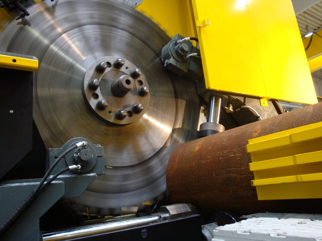 Die Schrägbrett Kreissägemaschine KSS von Linsinger Maschinenbau während eines Bearbeitungsprozesses