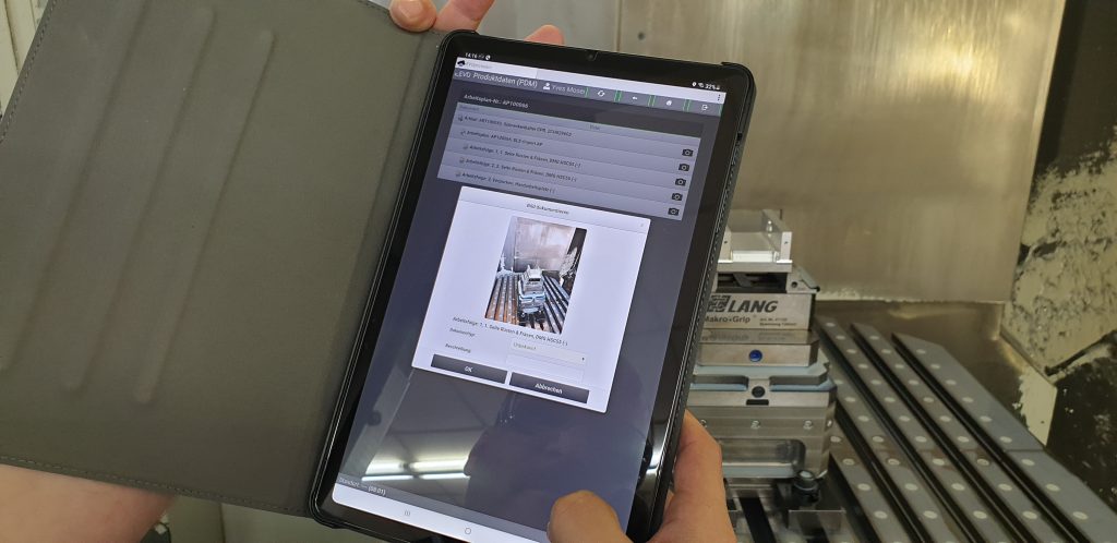 Smart umgesetzt: Rüst- und Fertigungsdokumentation bei Promech im Einsatz - mittels Tablet fotografiert und digitalisiert der Werker die Aufspannsituation.