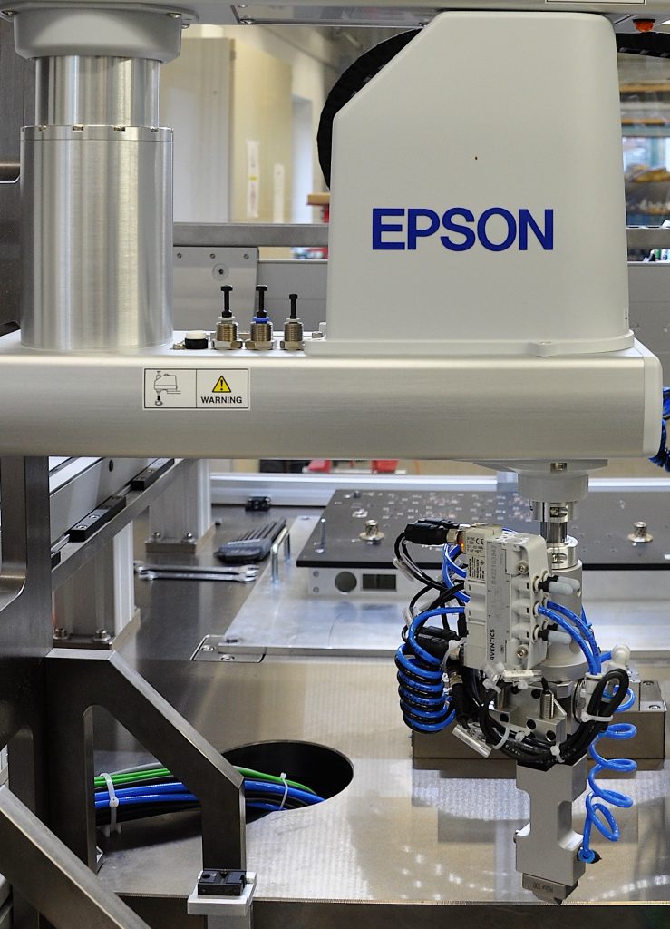 Der Spider-Roboter von Epson kommt in der Portalpresse überkopf zum Einsatz. 