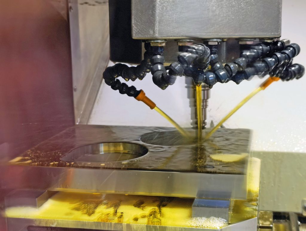 Koordinatenschleifen einer Schnittmatrize für Metallfolien auf einer Röders-Maschine 