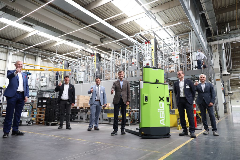 Im Siemens-Werk in Bad Neustadt verhalfen die eigenen Softwaremodule zu beeindruckenden Optimierungen für mehr Wettbewerbsfähigkeit. Aktuelle Investitionen umfassen u.a. flexible Automationslösungen - hier im Bild die Einweihung des neuen Logistikzentrums Mitte 2020.