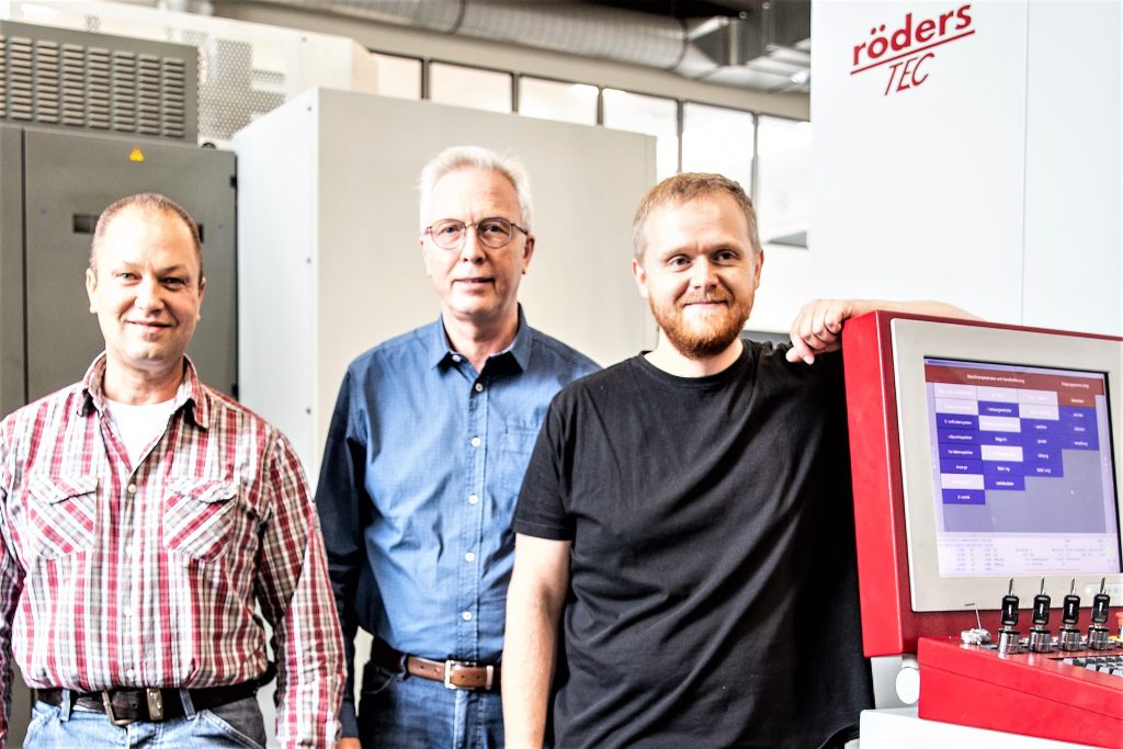 Mark Rotzoll (links) von Moldino, in der Mitte Reinhard Obernolte, der das SpeChip-Projekt 
geleitet hat sowie Jakob Kehler, CAM-Programmierer und Leiter der Fräsabteilung bei Erwin 
Quarder Systemtechnik.